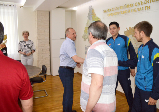 Министр спорта Оренбургской области Олег Панькин встретился с игроками оренбургского  клуба «Факел-Газпрома»